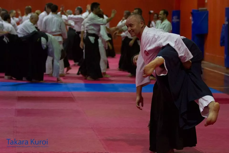 foto se sensei Carrizo cargando a un alumno en la cadera